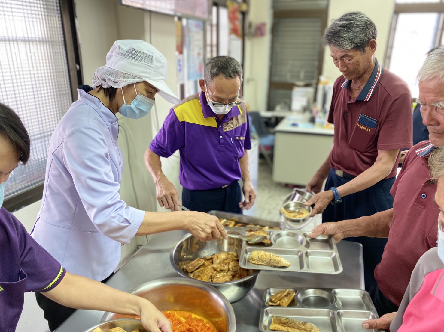 8月份鎮政活動剪影1090804溪湖果菜公司樂湖食物銀行大突社區長輩共餐送米加菜樂湖，鎮長黃瑞珠親自為長輩們服務與長輩們一同用餐話家常~LOVE